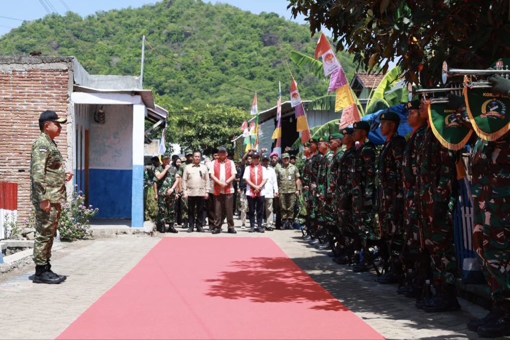 Panglima TNI Dampingi Menhan RI Tinjau Yonif TP 835/Samota Yudha Bhakti di Sumbawa