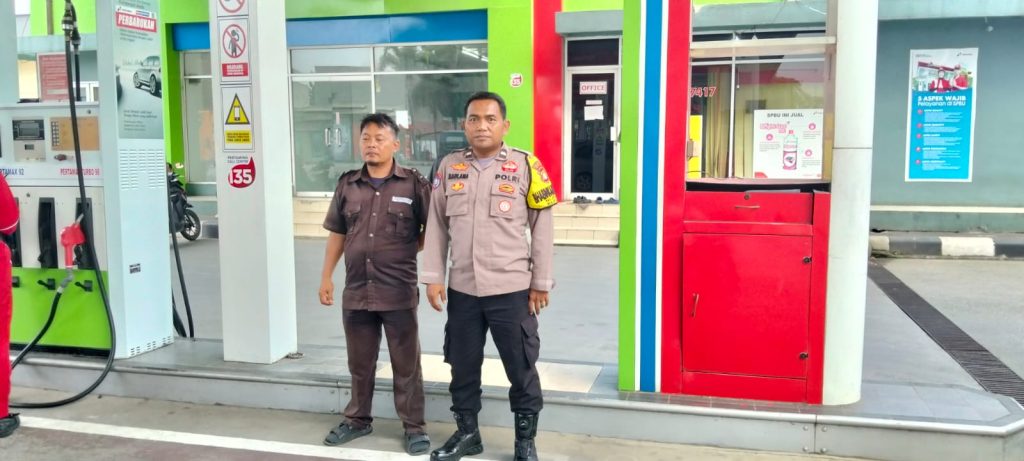 Cegah Gangguan Kamtibmas, Bhabinkamtibmas Jatiasih Sambang dan Monitor Keamanan SPBU
