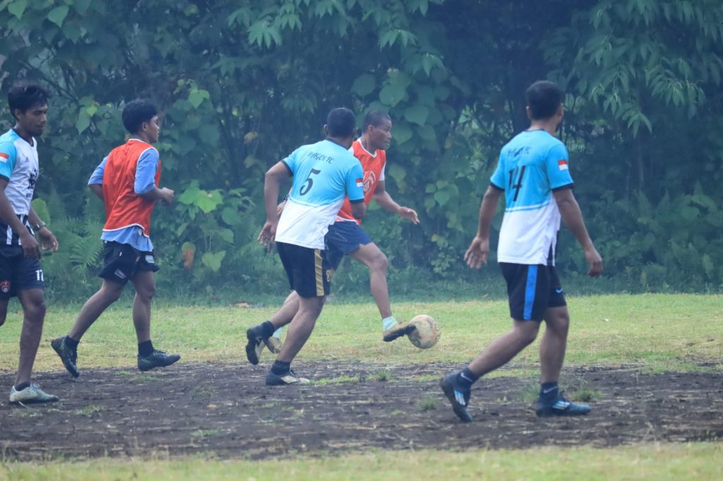 Tak Hanya Bangun Desa, Satgas TMMD ke-126 Kodim 1505/Tidore Ajak Pemuda Jaga Silaturahmi Lewat Sepak Bola