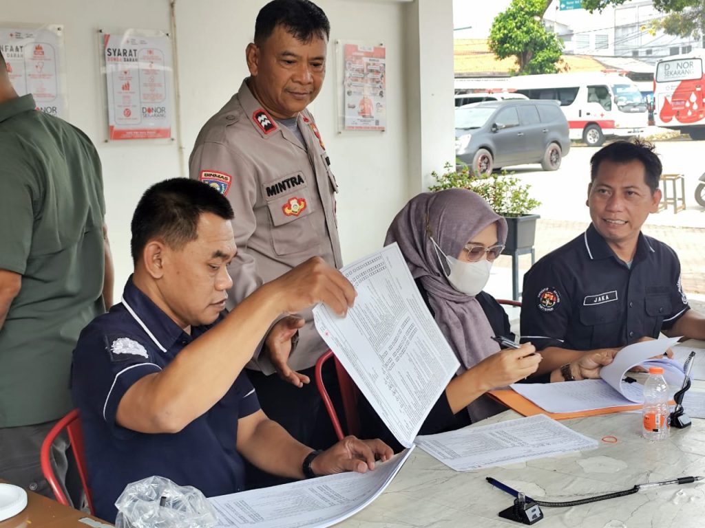 Dukung Kemanusiaan, Sie Humas Polres Metro Bekasi Kota Gelar Donor Darah HUT ke-74 Humas Polri