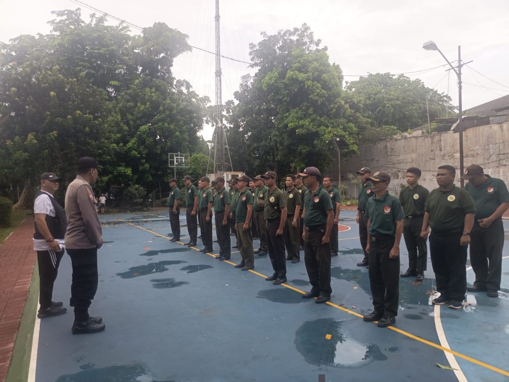 Bhabinkamtibmas Jakasampurna Tingkatkan Kemampuan Petugas Keamanan Lingkungan RW.06A