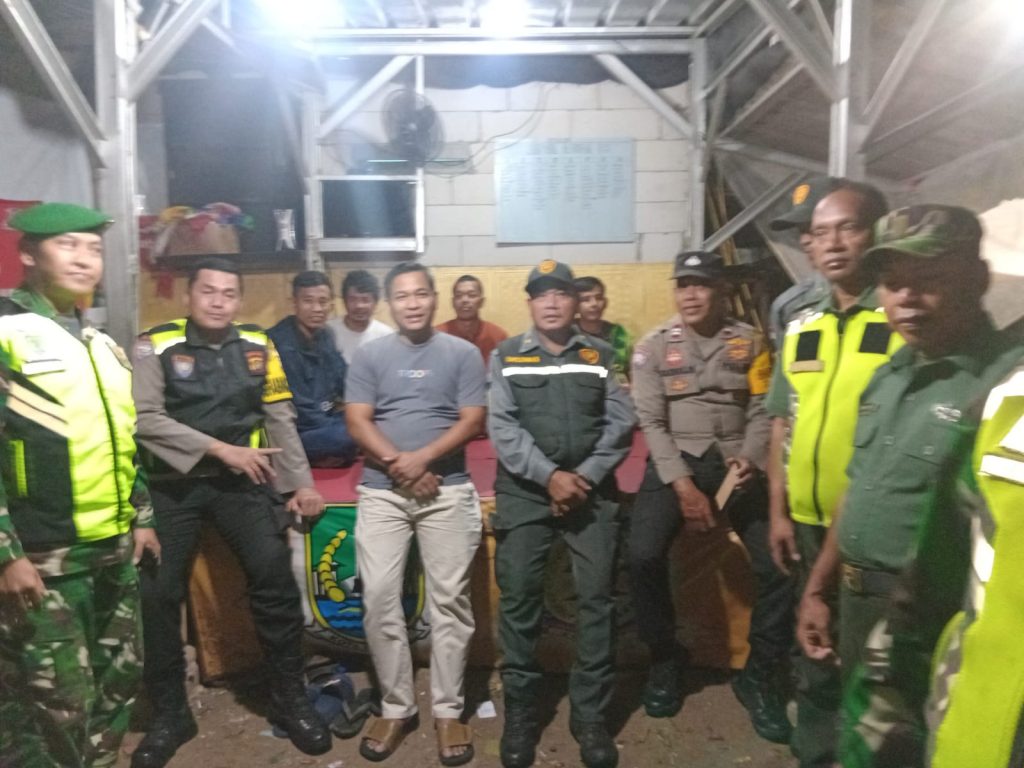 Patroli Bersama Tiga Pilar, Sinergi Tingkatkan Keamanan Lingkungan yang dilaksanakan bhabhikamtibmas kelurahan Bantar gebang.