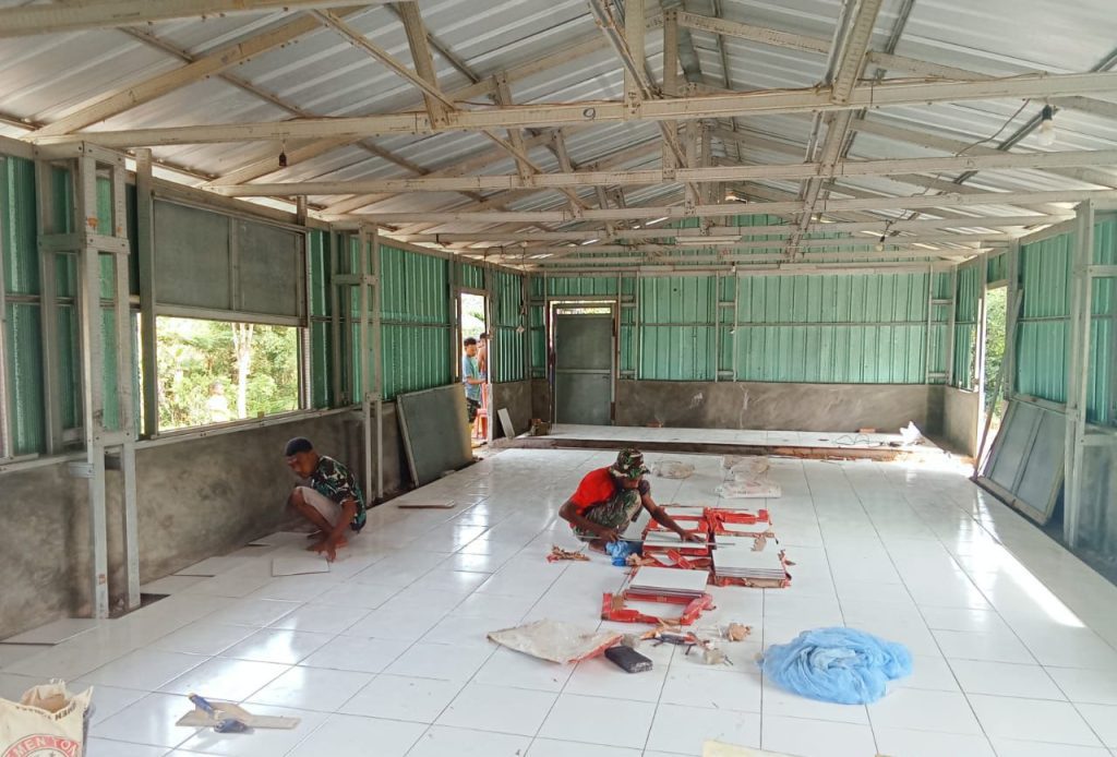 Semangat Gotong Royong, Satgas TMMD 126 Lanjutkan Pengecatan dan Pemasangan Keramik Gereja Advent