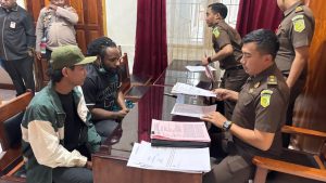 Satgas Ops Damai Cartenz Laksanakan Tahap II (Penyerahan Tersangka & Barang Bukti) Yatien Enumbi di Kejaksaan Nabire