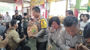 Polres Metro Bekasi Kota Gelar Bakti Kesehatan di Harapan Baru, Cek Gula Darah Gratis dan Paket Sembako