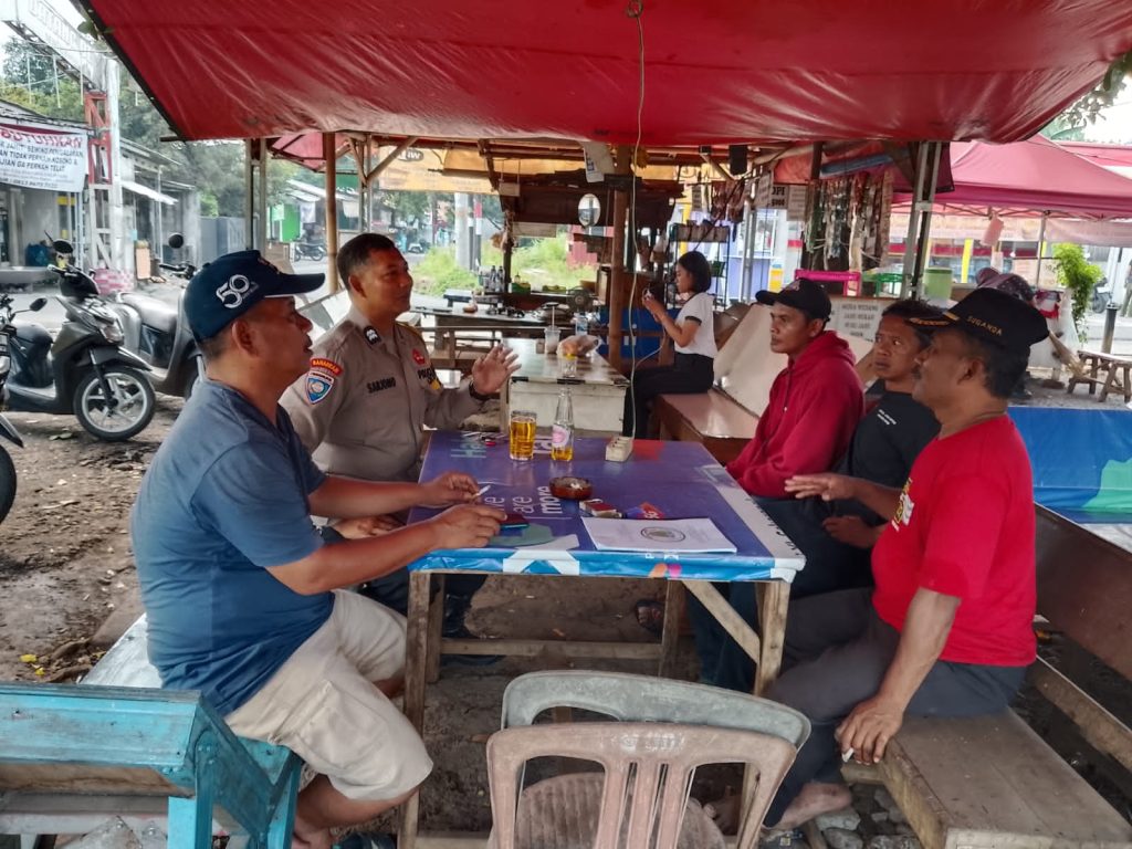 Perketat Pengawasan Kontrakan, Bhabinkamtibmas Mustikasari Patroli Dialogis Sasar Curanmor dan Siskamling