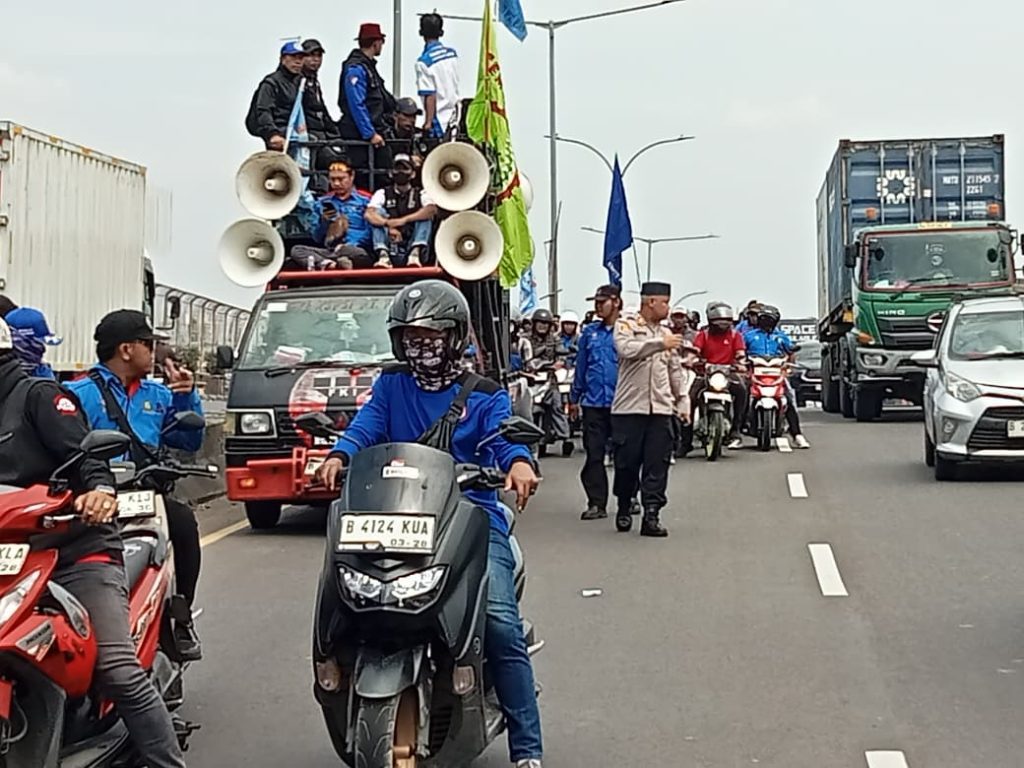 Kapolsek Bekasi Barat Layani Massa Aksi Unjuk Rasa yang Melintas di Kranji