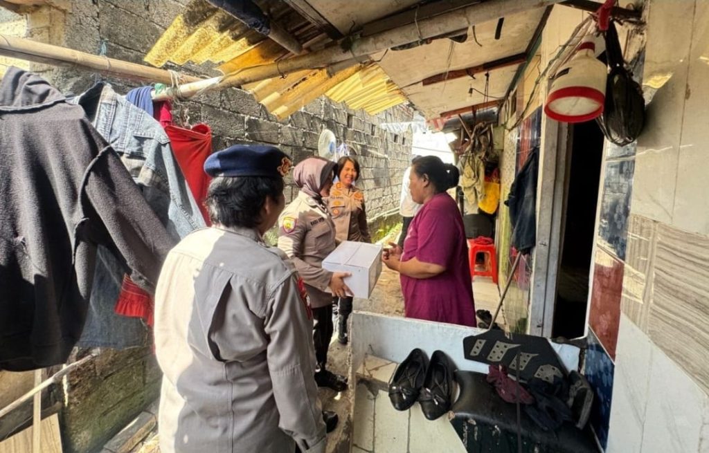 Polwan Polres Metro Bekasi Kota Berbagi Sembako dan Borong Dagangan Penjual Kue di HUT ke-77