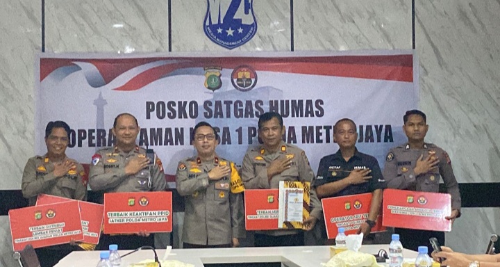 Kabid Humas Polda Metro Jaya Berikan Penghargaan untuk Personel Humas Berprestasi