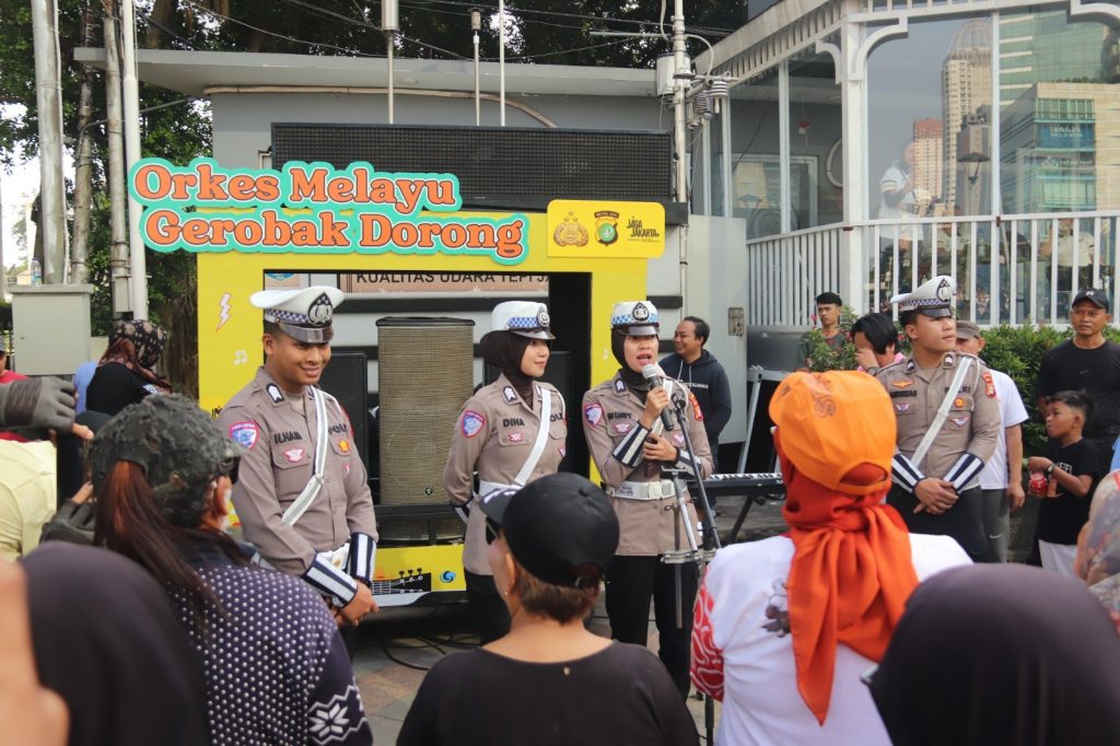 Pentas Seni Orkes Melayu Gerobak Dorong Meriahkan CFD di Bundaran HI, Polwan Sampaikan Imbauan Humanis