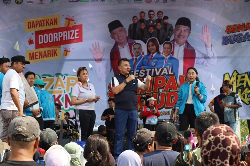 Warga Bekasi Ambyar Bareng Wawali Harris Bobihoe