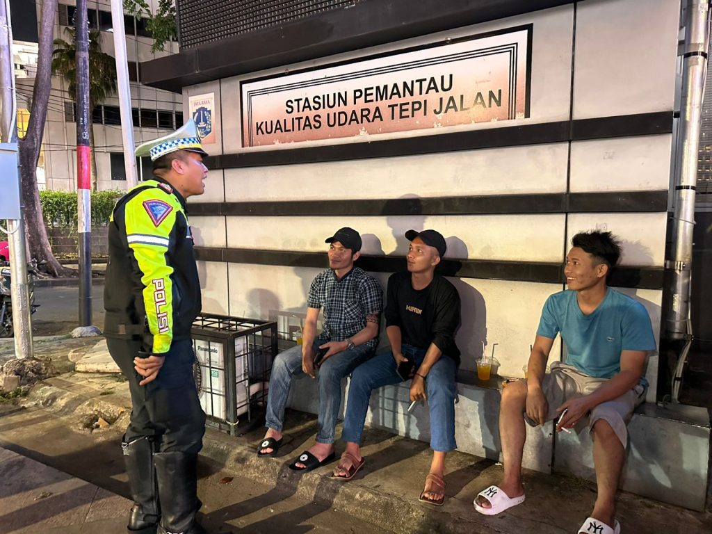 Polda Metro Jaya Gelar Patroli malam gabungan, Polisi Sapa Warga di Bundaran HI
