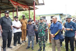 Wujud Sinergitas, Dandim 1710/Mimika Dampingi Bupati Timika Laksanakan Kunker ke Kampung Uta