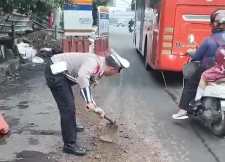 Respons Cepat Laporan Warga, Polisi Lalu Lintas Pondok Gede Bersihkan dan Tutup Lubang Galian di Jatiwaringin