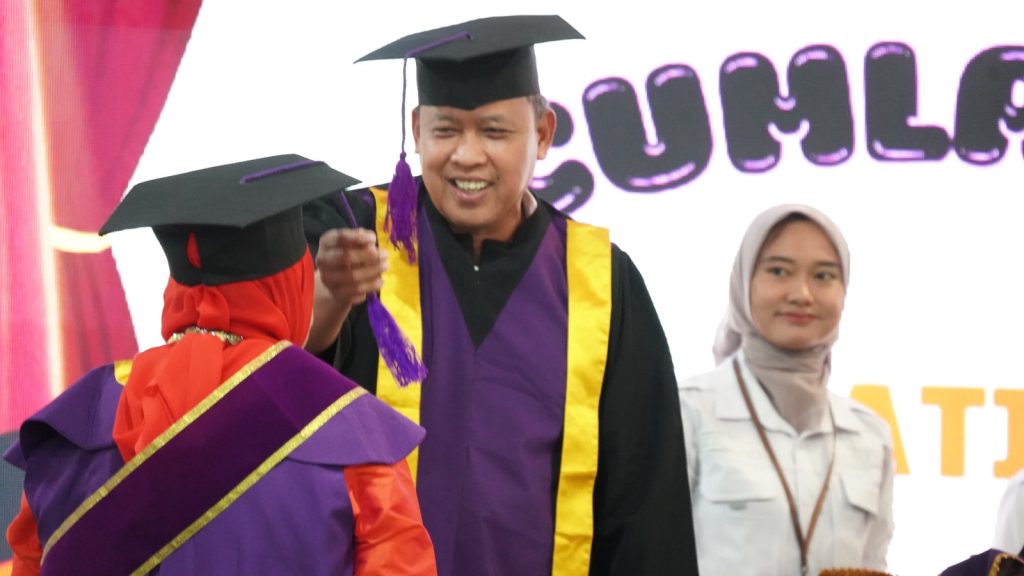 Wali Kota Bekasi Buka Acara Wisuda Lansia: “Usia Hanya Angka, Semangat Belajar Tak Mengenal Batas