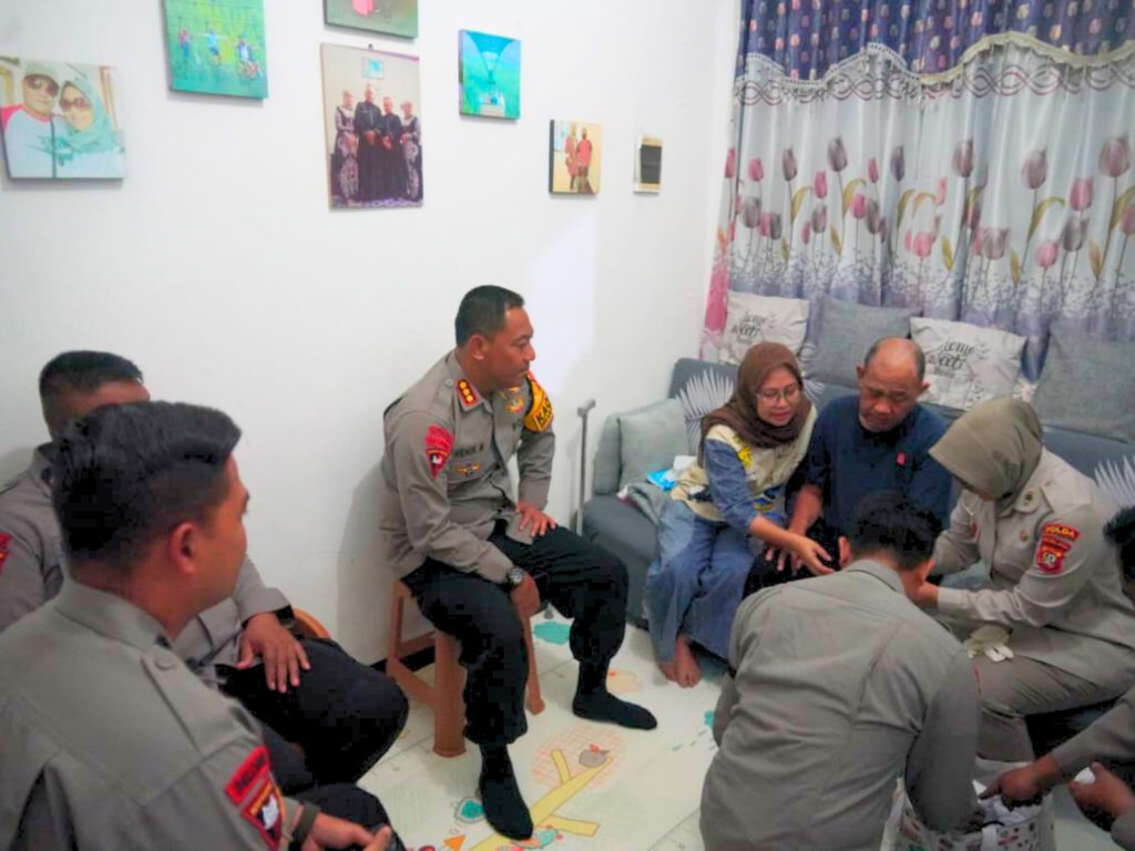 Brimob Polda Metro Jaya Laksanakan Anjangsana Anggota Sakit Menahun Sambut HUT ke-80 Korps Brimob Polri