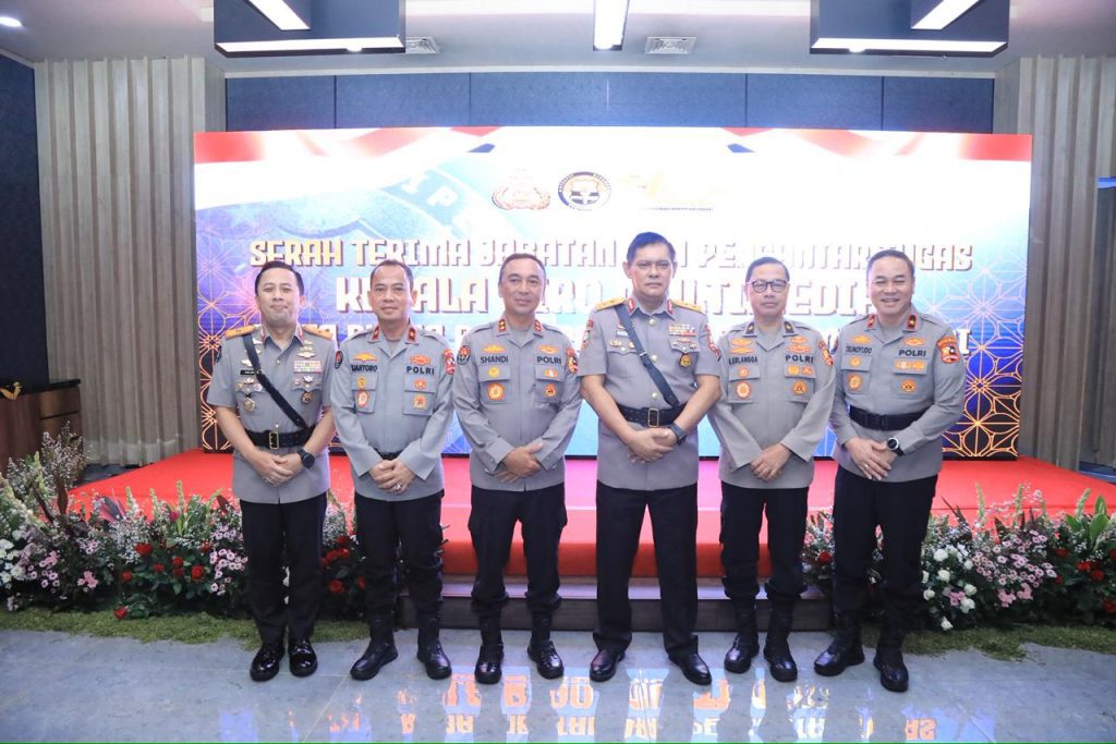 Pimpin Sertijab dan Pengantar Purna Tugas, Kadivhumas Polri Tekankan untuk Selalu Berbuat yang Terbaik
