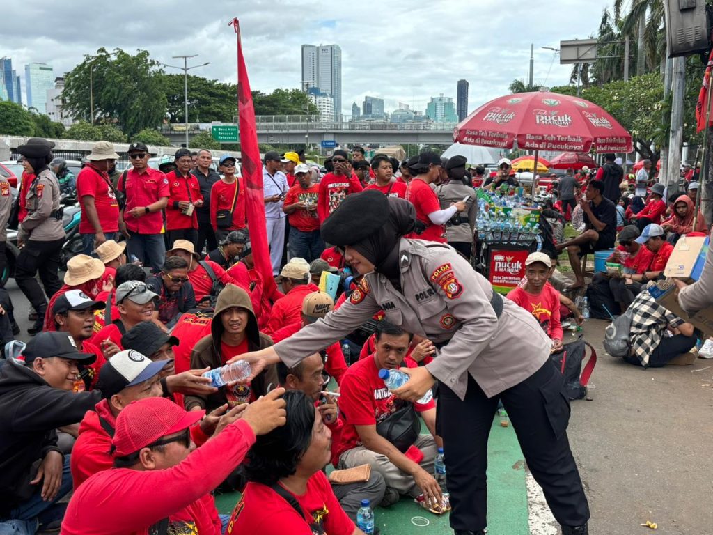 Gelar Aksi Simpatik, Polisi Bagikan Roti dan Air Mineral ke Massa Aksi di DPR