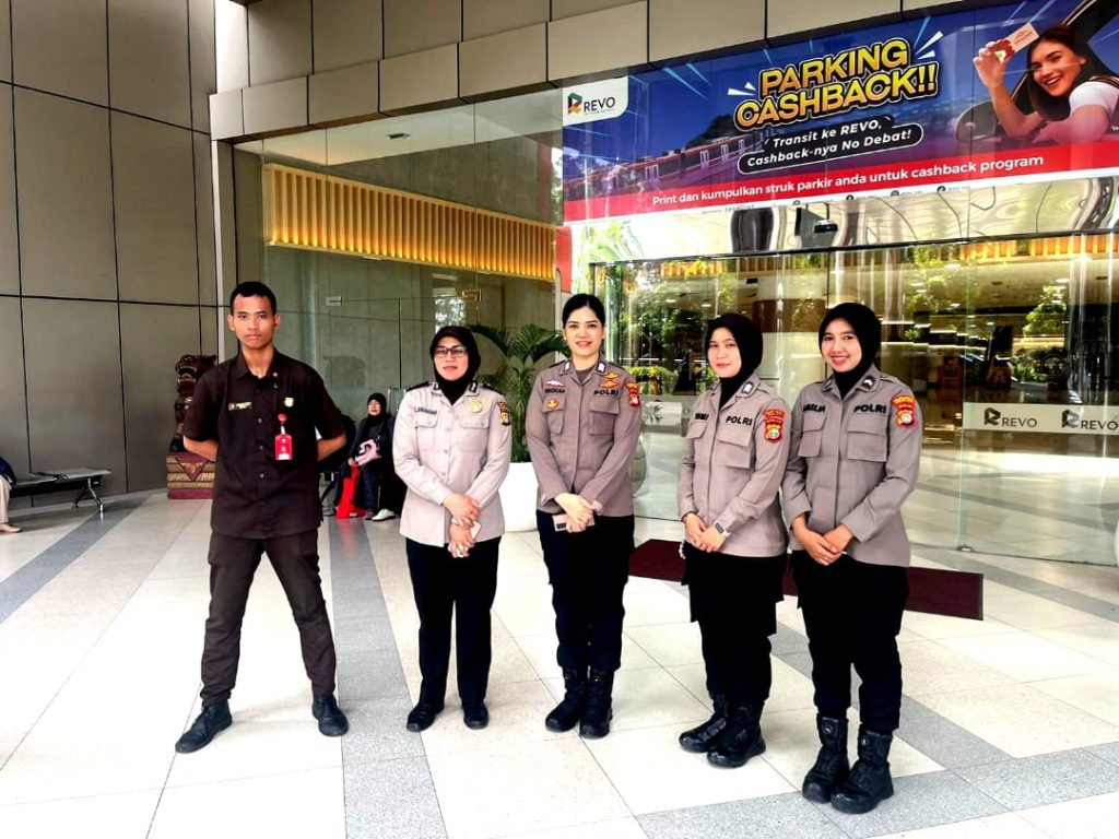 Polwan Polsek Bekasi Selatan Patroli di Revo Mall, Hadir Berikan Rasa Aman dan Nyaman Kepada Pengunjung