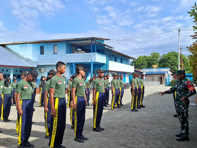 Babinsa Koramil Timika Latih Baris-Berbaris Siswa SMA Taruna Mimika