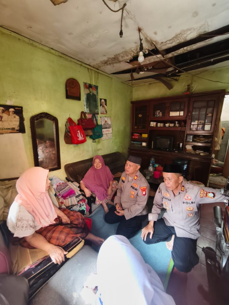 Empati dan Kepedulian Kapolsek Bekasi Barat, Kunjungi Warga yang Sakit di Bintarajaya