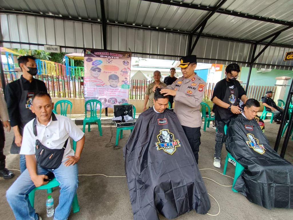 Peringati Hari Pahlawan, Polsek Bekasi Utara Gelar Bakti Sosial Potong Rambut Gratis untuk 100 Warga