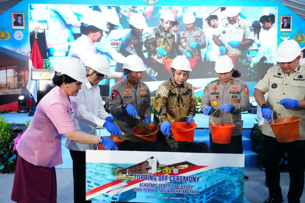 POLRI PERTEGAS PERAN AKTIF DALAM ASTACITA PADA TOPPING OFF SEKOLAH, PERESMIAN MASJID, DAN PELETAKAN BATU PERTAMA RUMAH IBADAH DI SMA KEMALA TARUNA BHAYANGKARA