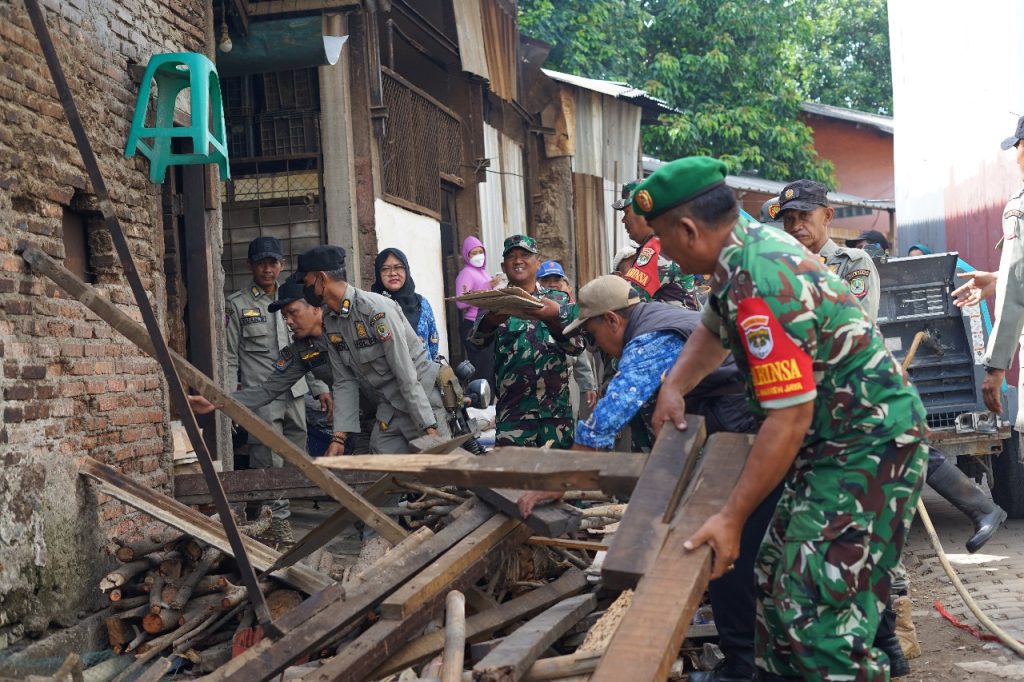 PEMBONGKARAN BANGUNAN LIAR DI ATAS SALURAN AIR DI WILAYAH KELURAHAN MARGAHAYU KECAMATAN BEKASI TIMUR
