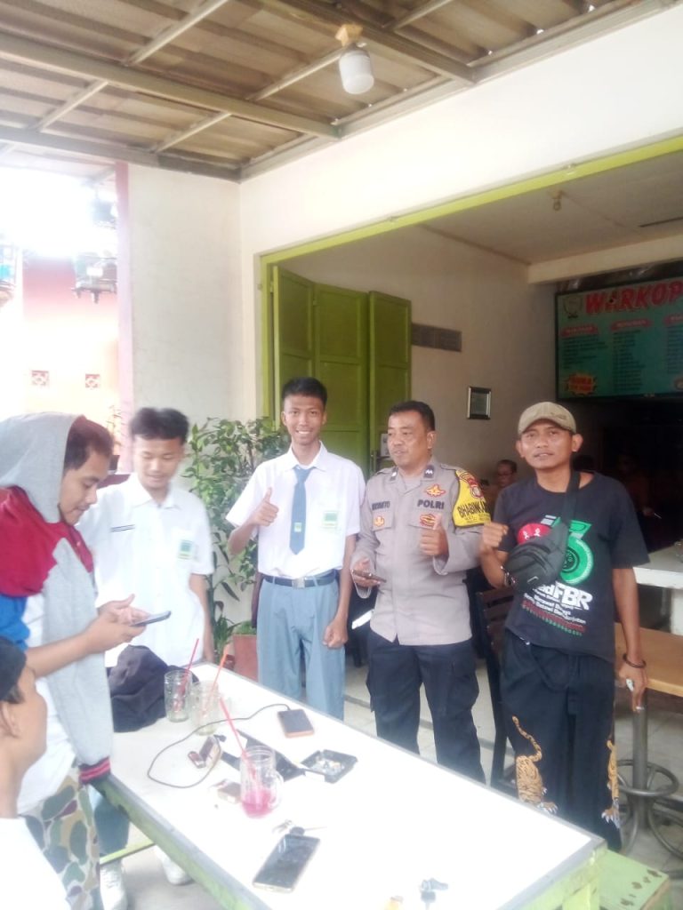 Cegah Tawuran, Bhabinkamtibmas Bekasi Jaya Sekaligus Sosialisasi Penerimaan Bintara Brimob Polri 2026