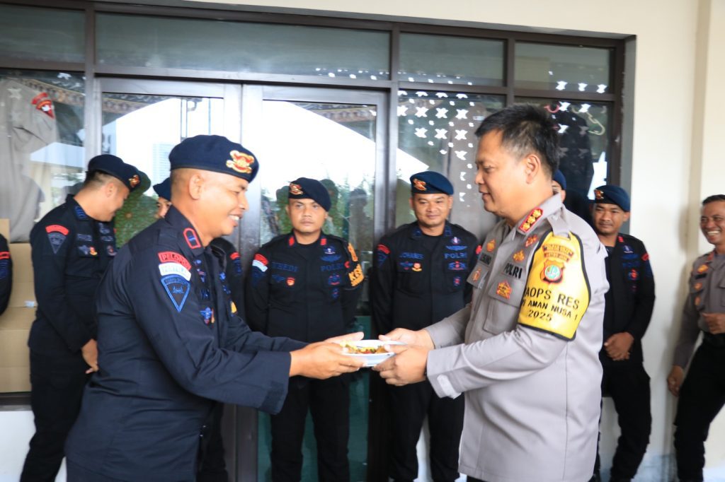Syukuran HUT ke-80 Korps Brimob, Kapolres Bekasi Kota Beri Kejutan Nasi Tumpeng