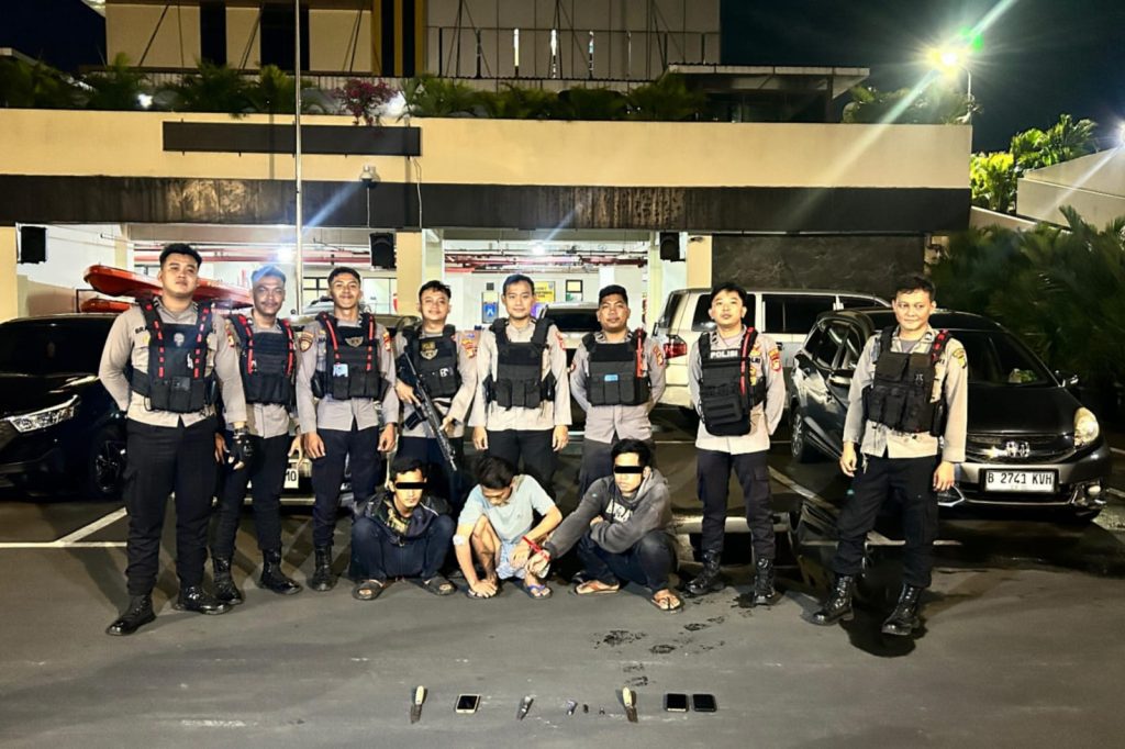 TIM PATROLI PERINTIS PRESISI POLRES METRO BEKASI KOTA AMANKAN 3 PRIA YANG MEMBAWA SAJAM