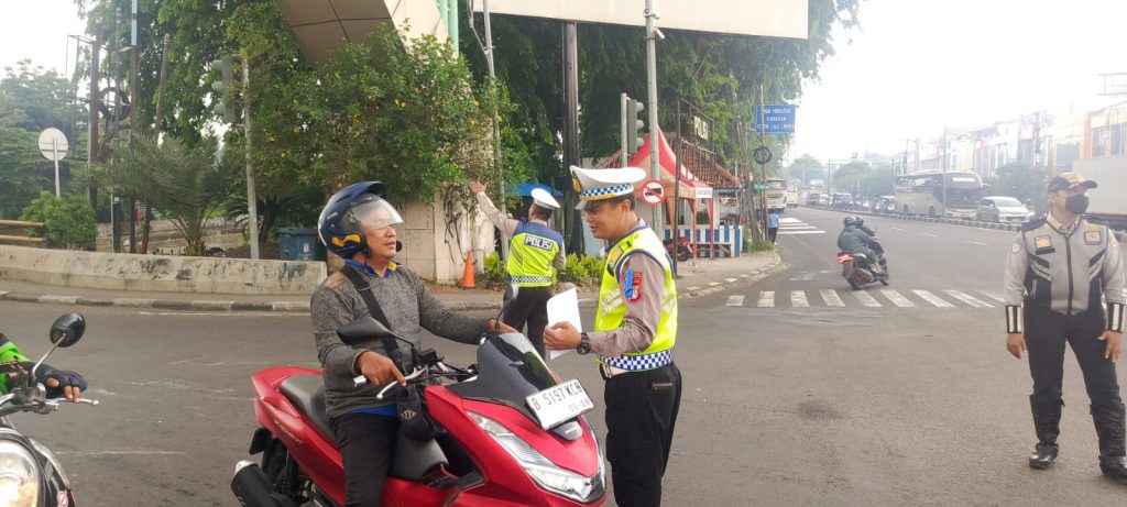 POLSEK RAWALUMBU GELAR OPERASI ZEBRA JAYA 2025 SECARA HUMANIS DI JALAN MH JOYOMARTONO