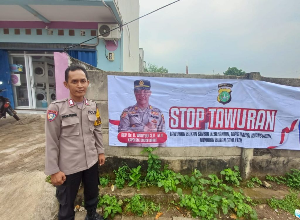Pasang Spanduk Himbauan Stop Tawuran, Upaya Polsek Bekasi Barat Cegah Tawuran Remaja