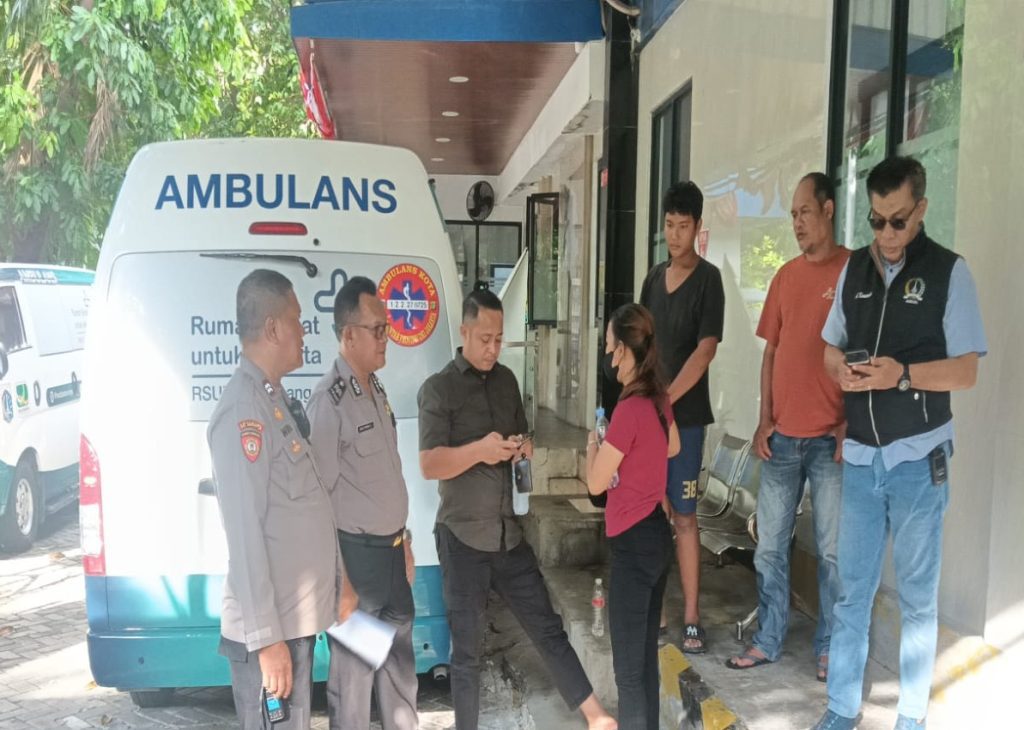 Polisi Sigap Berikan Pertolongan kepada Anak Kecil yang Terserempet Kereta di Pademangan