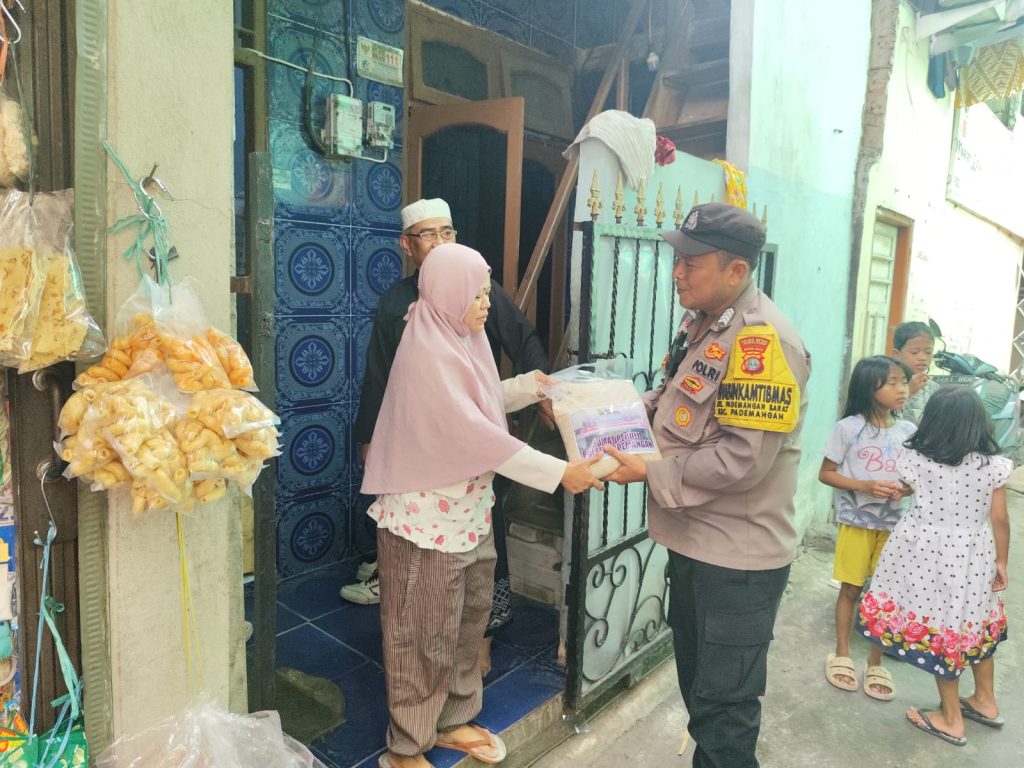 Jumat Peduli, Polsek Pademangan Salurkan Sembako untuk Lansia