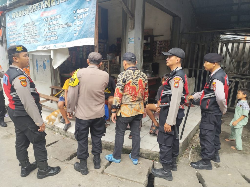 Patroli Jalan Kaki Polsek Pademangan Perketat Pengawasan di Kawasan Budi Mulia