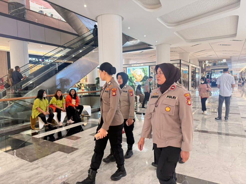 Polwan Bekasi Selatan Tingkatkan Rasa Aman Pengunjung Lewat Patroli Jalan Kaki di Pakuwon Mall