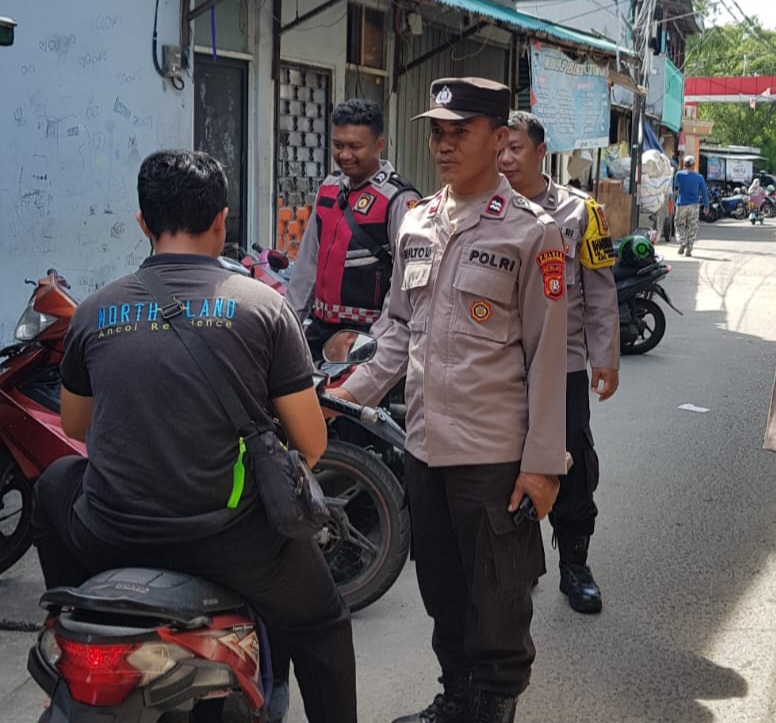 Patroli Jalan Kaki Polsek Pademangan Dukung Program “Jaga Lingkungan” di Jl. Budi Mulia