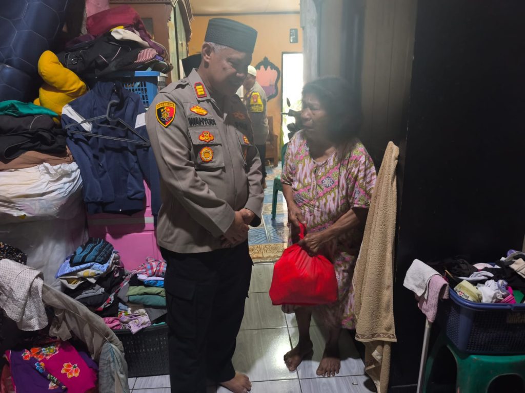 Empati dan Berbagi, Kapolsek Bekasi Barat Kunjungi Warga yang Sakit