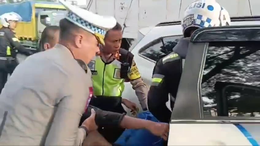 Aksi Cepat Tanggap Kasat Lantas Bekasi Kota, Tangani Korban Kecelakaan di Gunung Putri Bogor