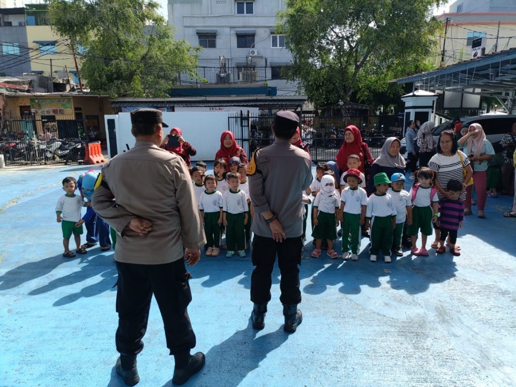 Polsek Pademangan Ajak Anak-Anak PAUD Belajar Tertib dan Saling Menghargai Lewat Program Polisi Sahabat Anak