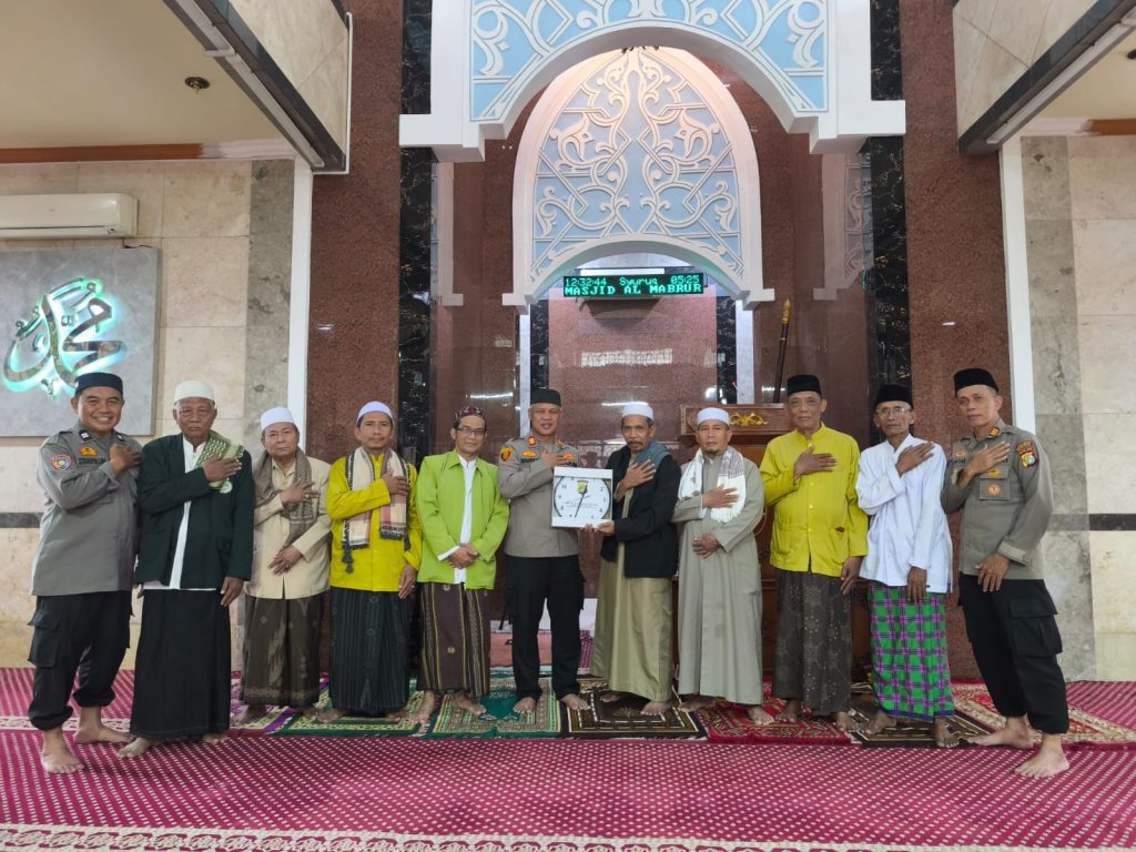 Ajak Warga Cegah Tawuran, Kapolsek Bekasi Barat Sampaikan Pesan pada Kegiatan Jum’at Keliling