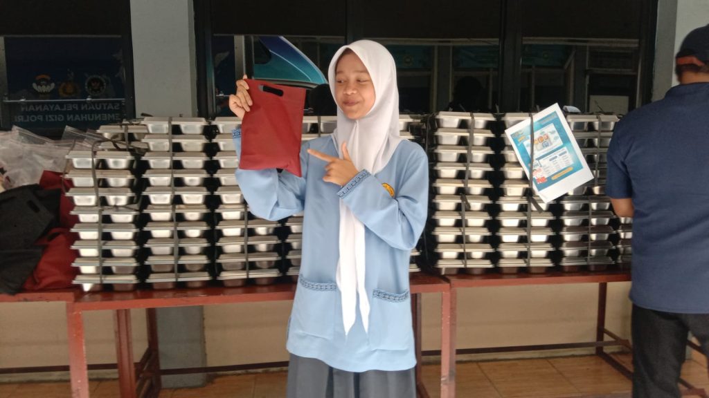 Polsek Kelapa Gading Kawal Distribusi Makanan Bergizi SPPG Polri untuk Siswa SMA Negeri 72 Jakarta Berjalan Tertib