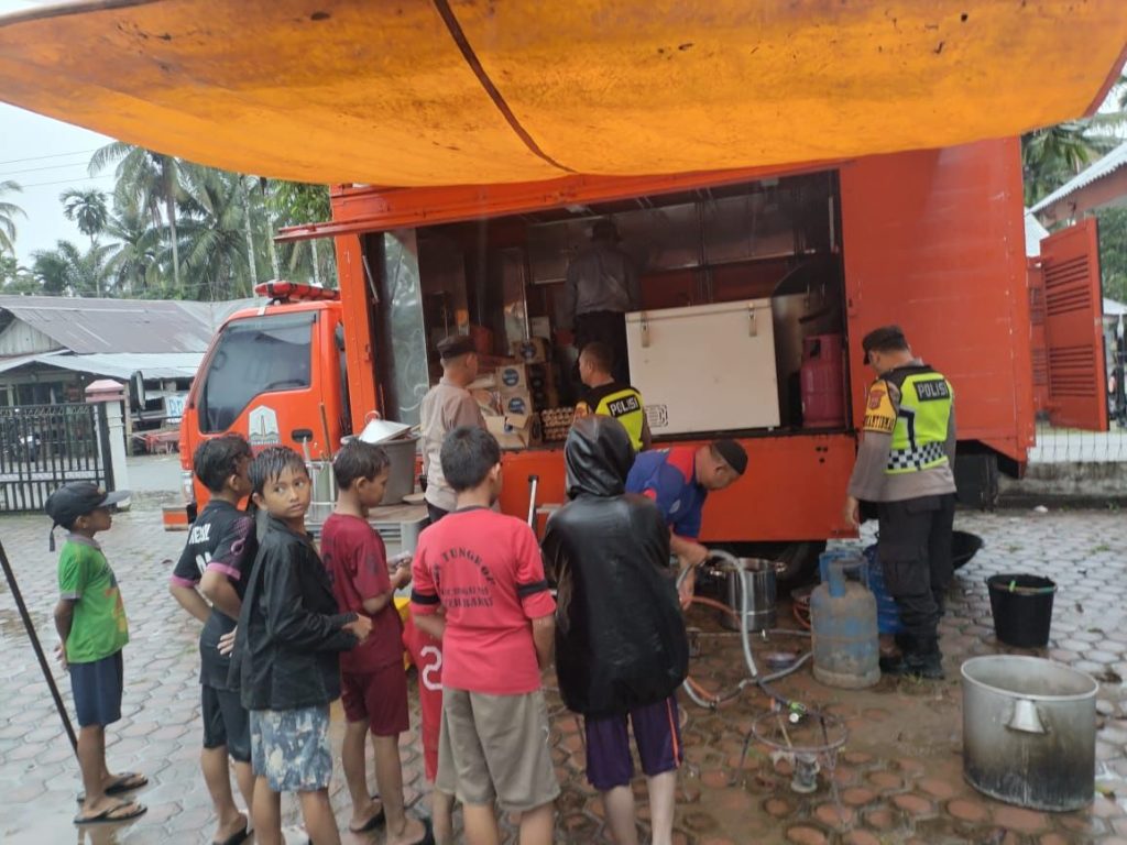 POLRES ACEH BARAT IMBAU WARGA TINGKATKAN KEWASPADAAN AKIBAT BANJIR DI KAWAY XVI