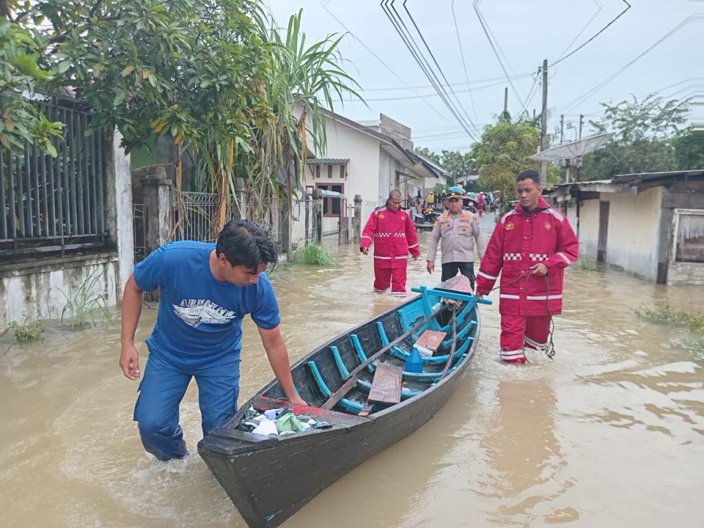Polri Bantu Warga di Sejumlah Pemukiman Yang Terdampak Banjir di Batuphat Barat
