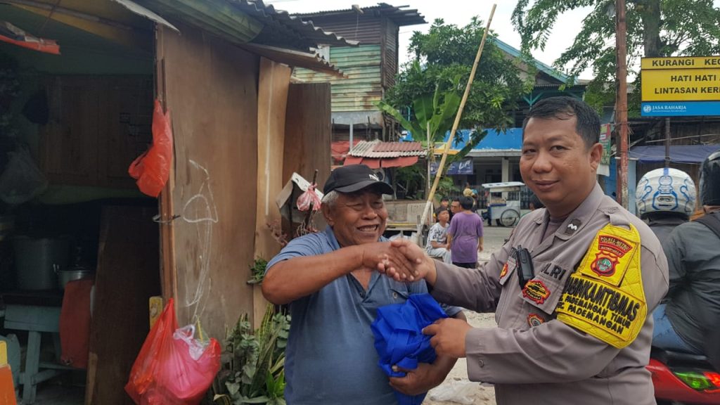 Polsek Pademangan Gelar “Jumat Peduli”, Bagikan Sembako untuk Warga yang Membutuhkan