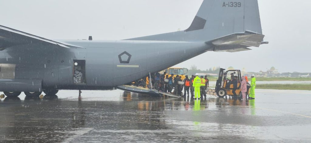Tower PLN Roboh Dihantam Banjir, TNI Gerak Cepat Bantu Pulihkan Kelistrikan di Aceh