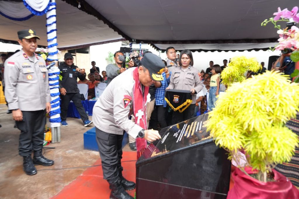 Wakapolri Bersama Perwakilan Akpol ’90 Dhira Brata Resmikan Sumur Bor dan Serahkan Bantuan untuk Pengungsi Lewotobi di Huntara II Konga