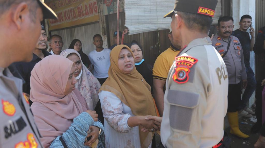 Kapolda Sebrangi Sungai Tingkeum untuk Tembus ke Aceh Utara, Sempat Temui Warga yang Tertahan di Kutablang