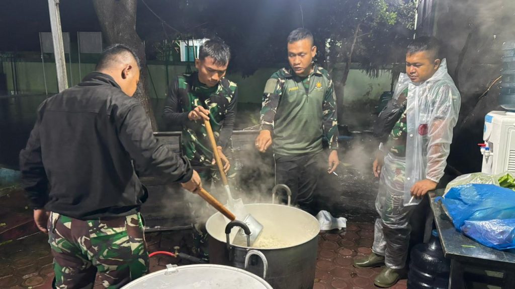 TNI AD Operasionalkan Dapur Lapangan di Aceh dan Sumbar untuk Bantu Korban Banjir dan Longsor